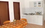 Apartment Croatia: Apartment Gore Desno (A4+1) - House 882 - Fazana Istria 