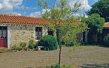Holiday Home France: House Les Pirons 