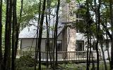 Holiday Home United States: This 1.5 Story Cottage Sits On A Wooded ...