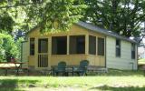 Holiday Home Torch Lake: Thayer Lake Beachfront Cottage 