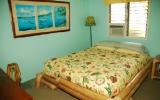 Holiday Home Hawaii Surfing: Tropical Guest Room - One Block To The Beach 