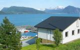 Holiday Home More Og Romsdal Cd-Player: Lauvstad 33710 