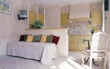 Apartment France Fernseher: Elegant Air-Conditioned Studio, Musicians ...